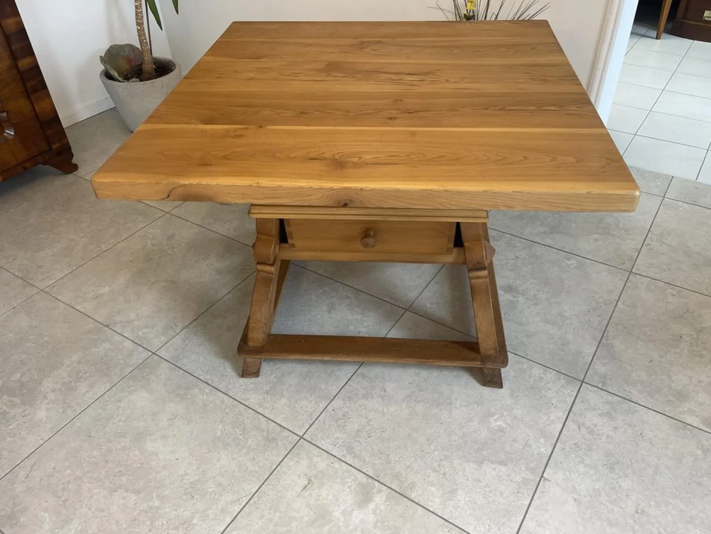 Antiker Bauerntisch aus massivem Holz