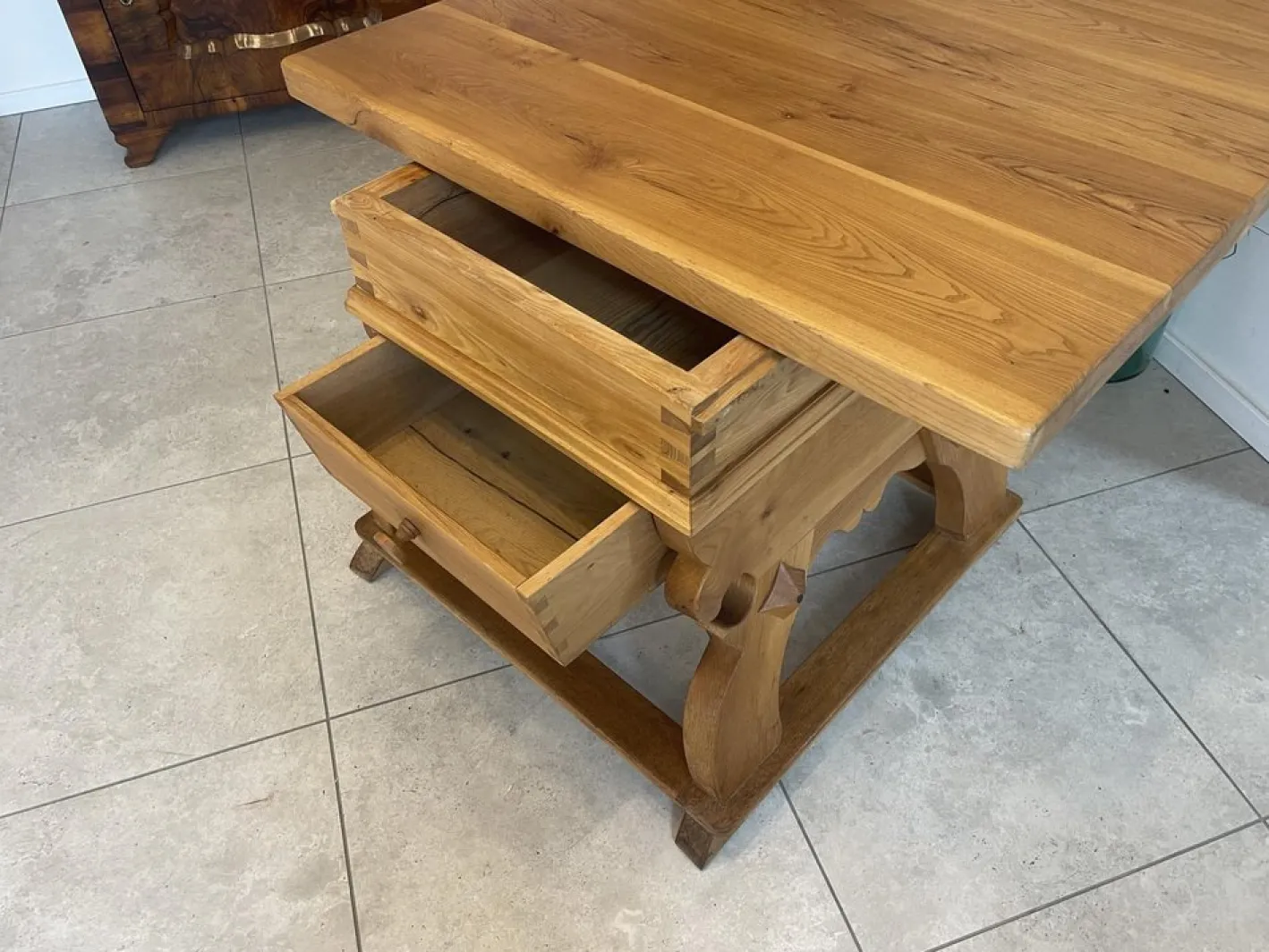 Antiker Bauerntisch aus massivem Holz