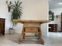 Antiker Bauerntisch aus massivem Holz