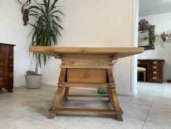 Antiker Bauerntisch aus massivem Holz