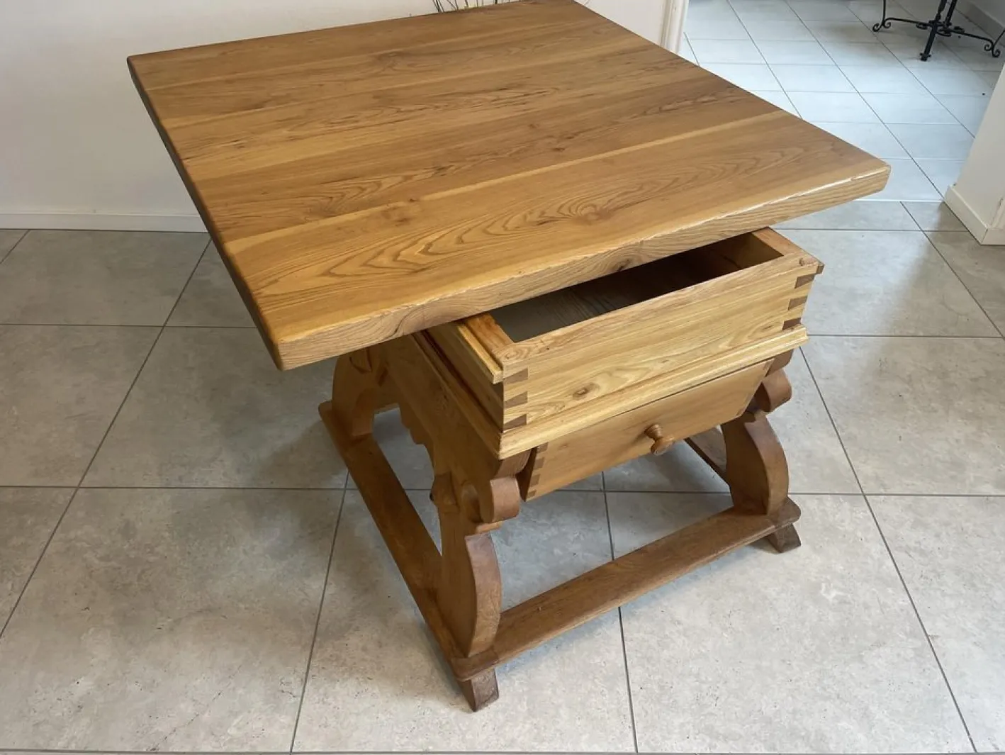 Antiker Bauerntisch aus massivem Holz