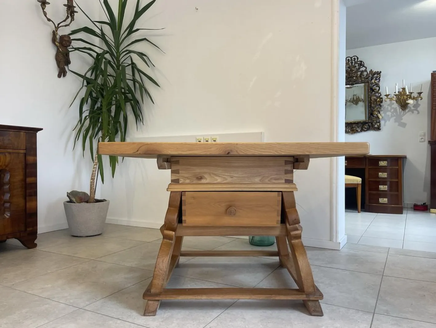 Antiker Bauerntisch aus massivem Holz
