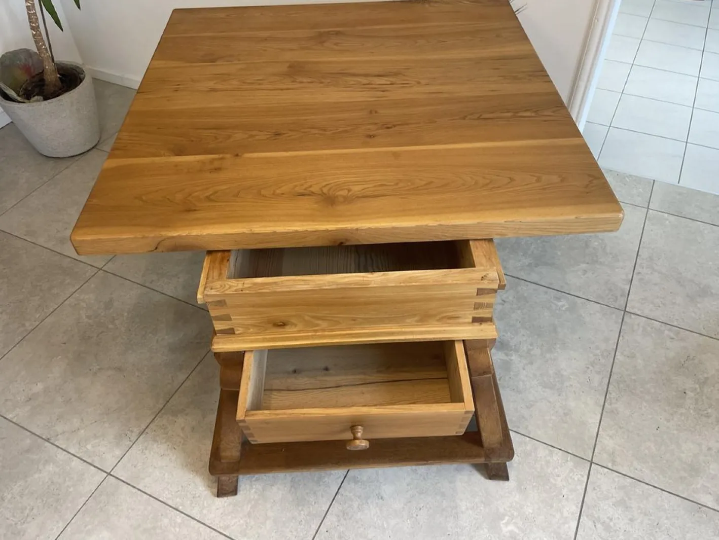 Antiker Bauerntisch aus massivem Holz