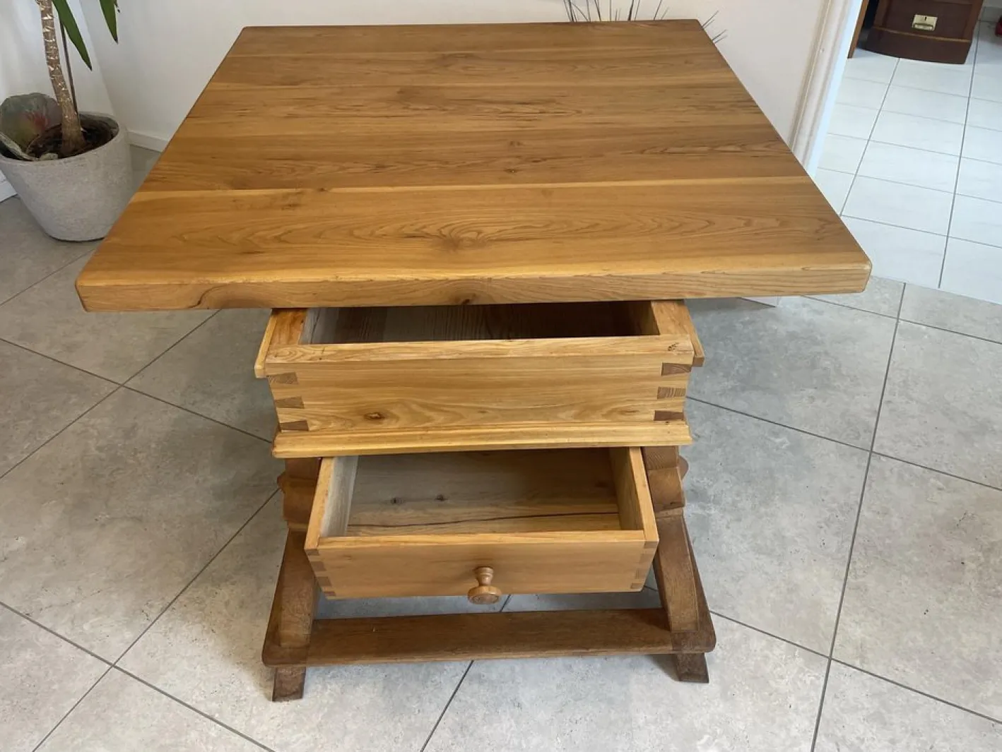 Antiker Bauerntisch aus massivem Holz