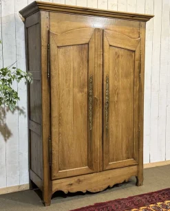 Antiker Country Kleiderschrank aus Hellem Kastanienholz, 1800er