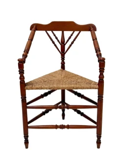 Antiker dreieckiger französischer Eckstuhl mit Gestell aus Buche, 1900er