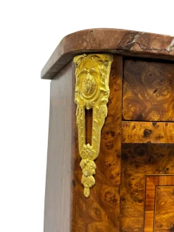 Antiker französischer Empire Schrank aus Nusswurzelholz mit rosa Marmorplatte und vergoldeter Bronze, 1900er