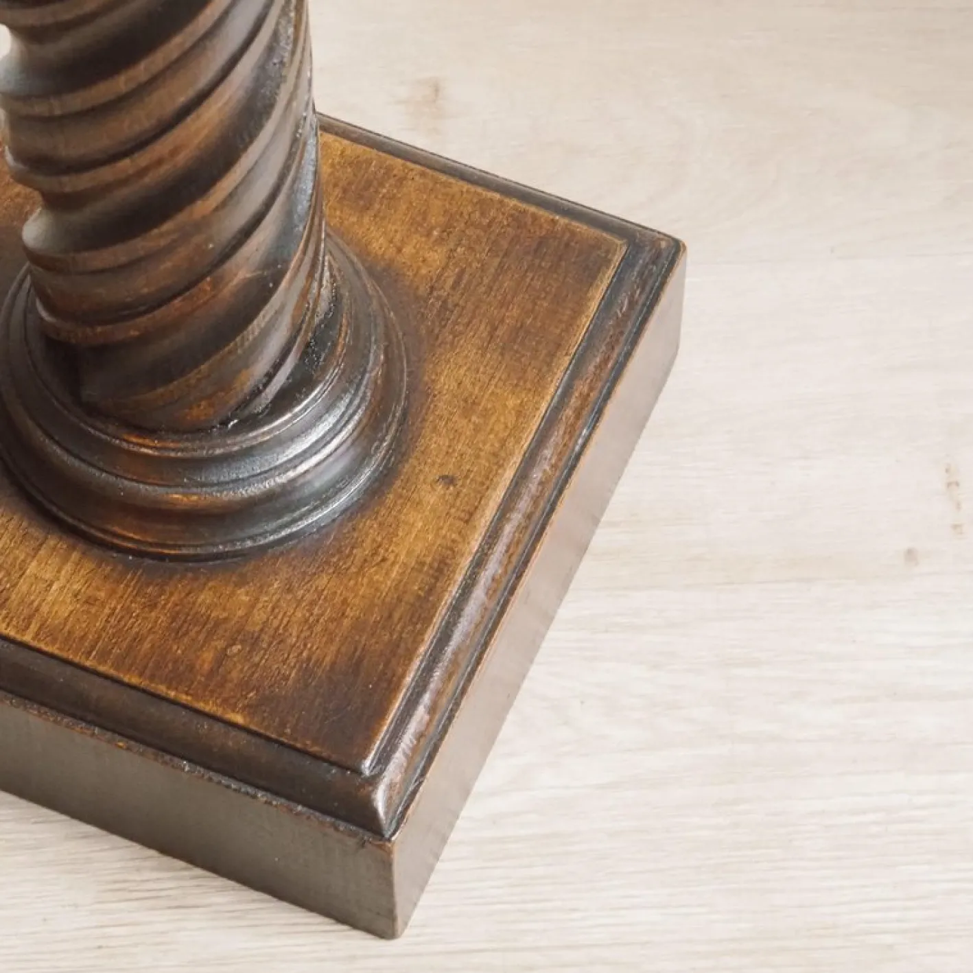 Antiker Pflanzensockel mit gedrehter Säule