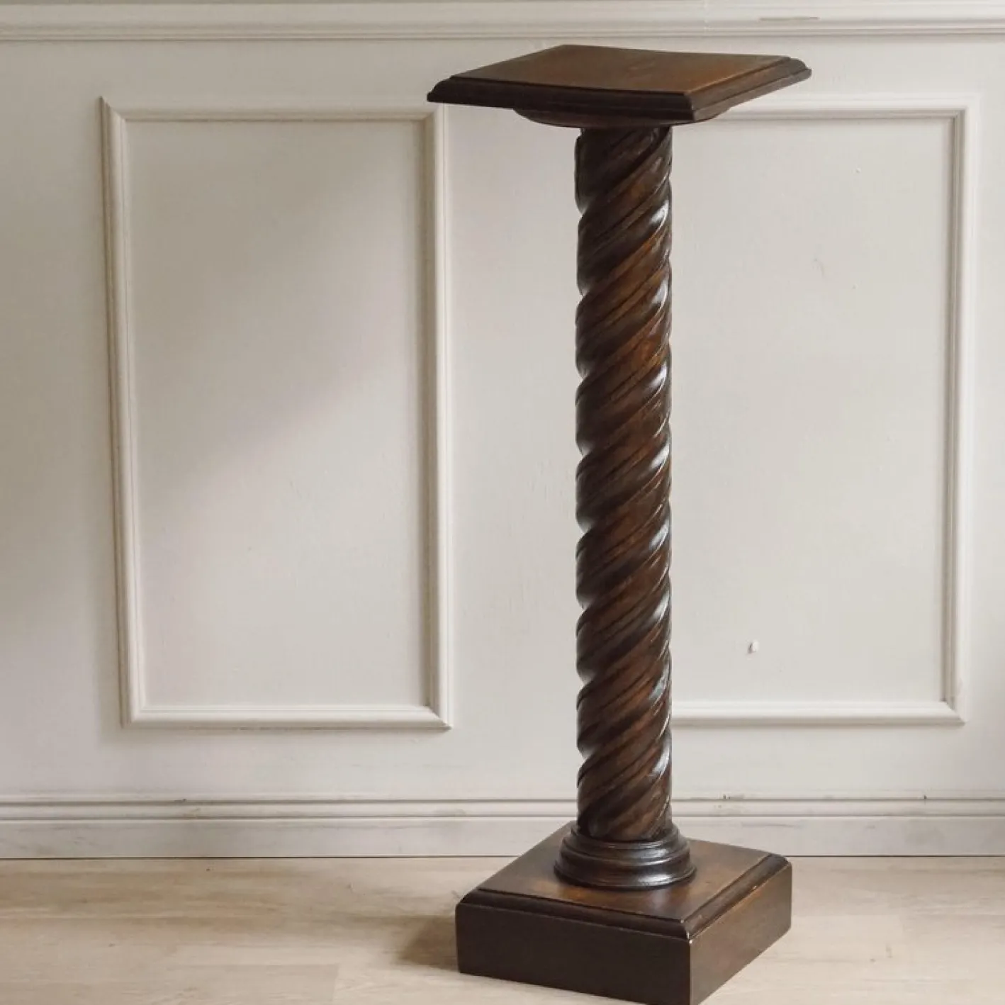 Antiker Pflanzensockel mit gedrehter Säule