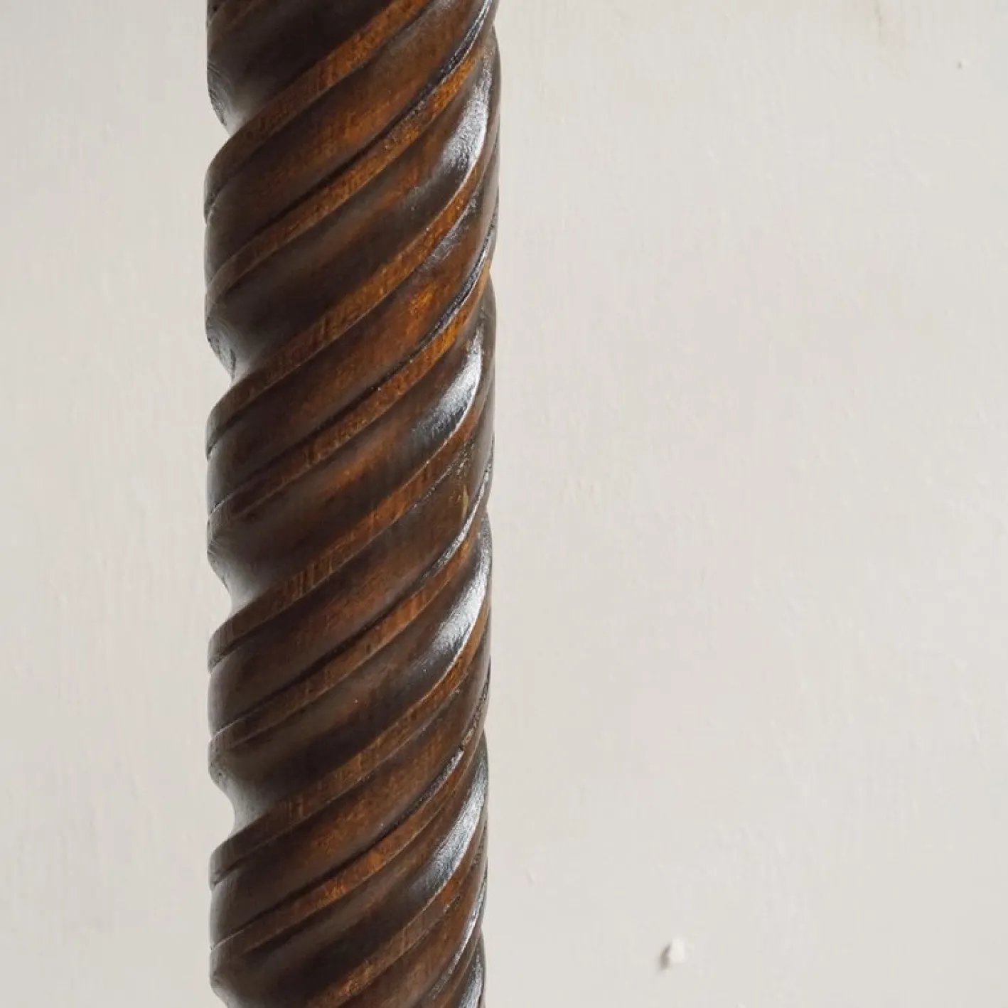 Antiker Pflanzensockel mit gedrehter Säule