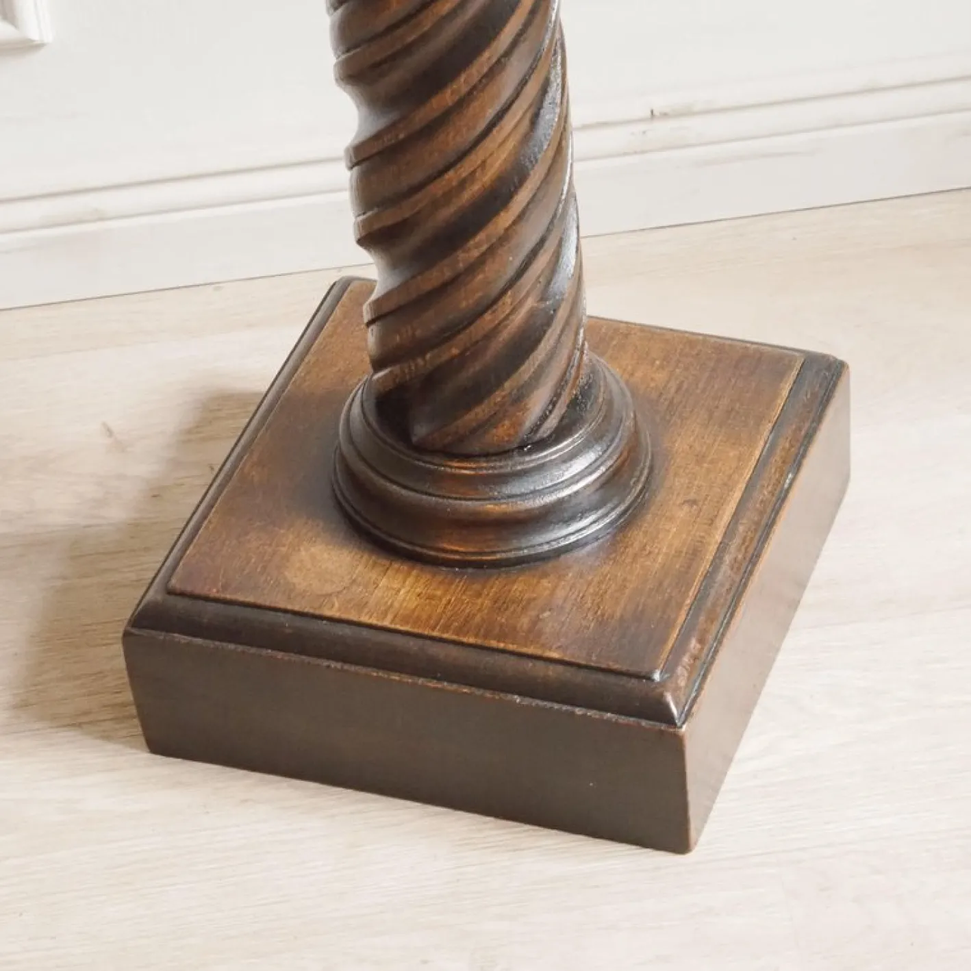 Antiker Pflanzensockel mit gedrehter Säule