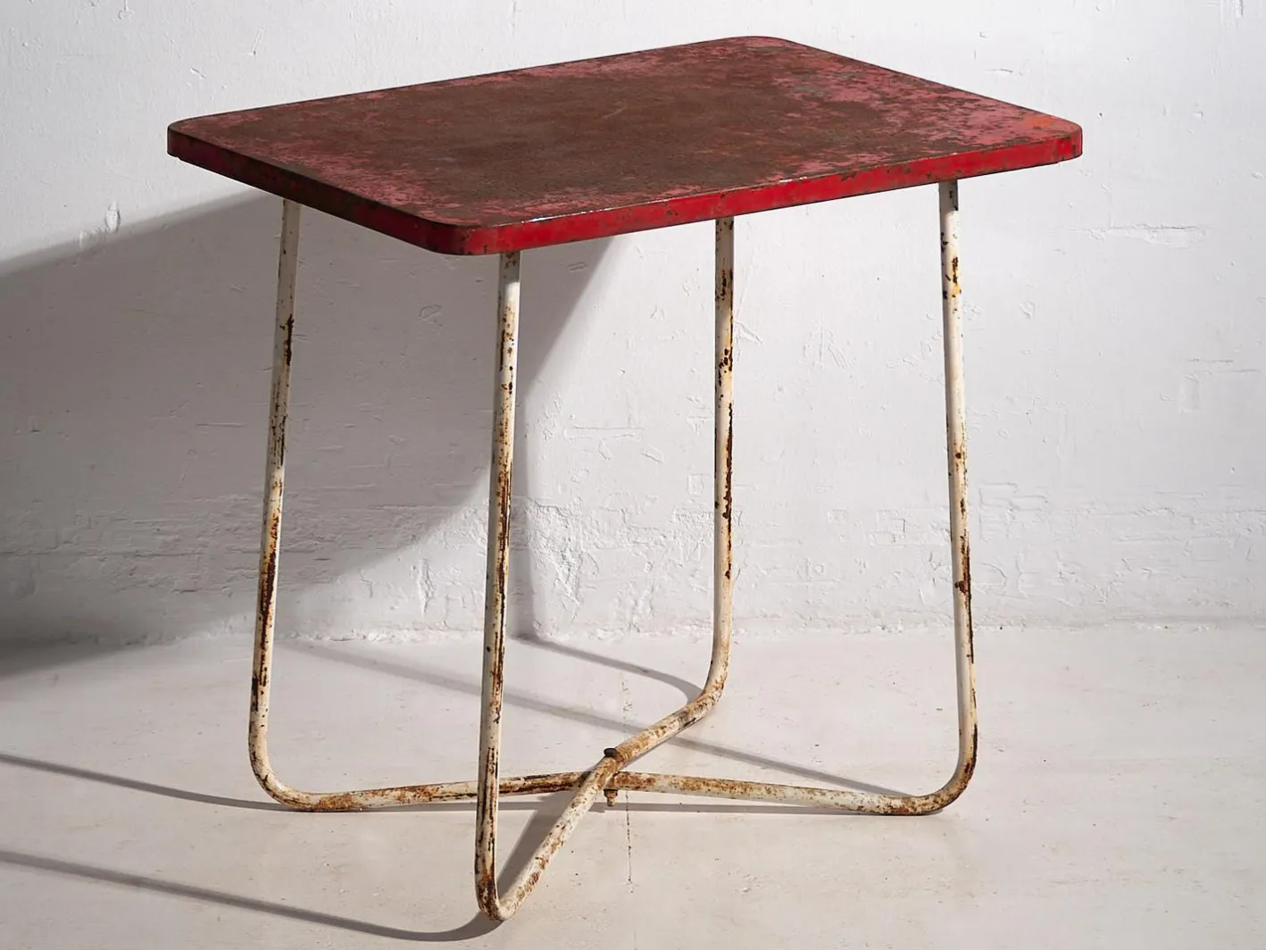 Antiker roter Terrassentisch, 1920er