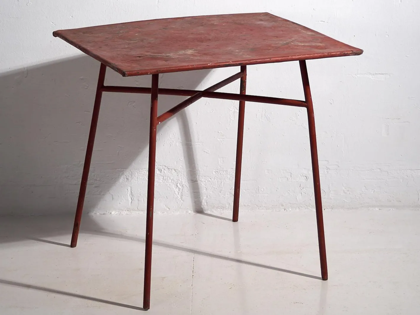 Antiker roter Terrassentisch, 1920er