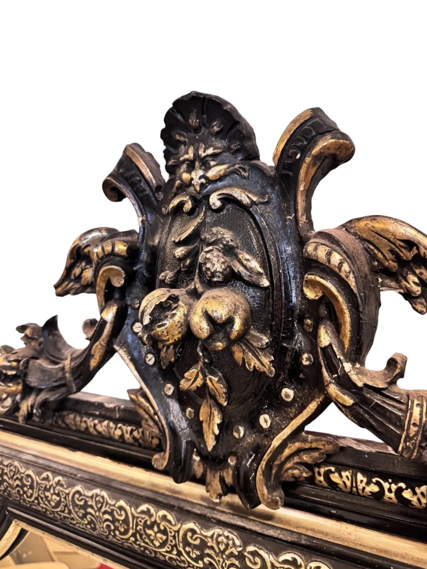Antiker viktorianischer gotischer Spiegel mit Blattsilber Intarsie über schwarzem Gesso Rahmen, 1850