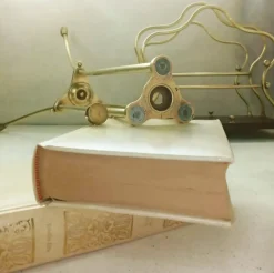 Antiker Zeitschriftenständer aus Messing