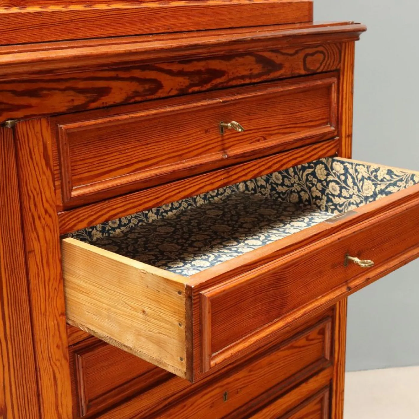 Antikes italienisches Sideboard aus Lärche mit doppeltem Korpus, 1800er