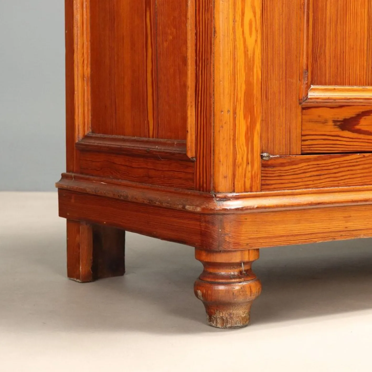 Antikes italienisches Sideboard aus Lärche mit doppeltem Korpus, 1800er