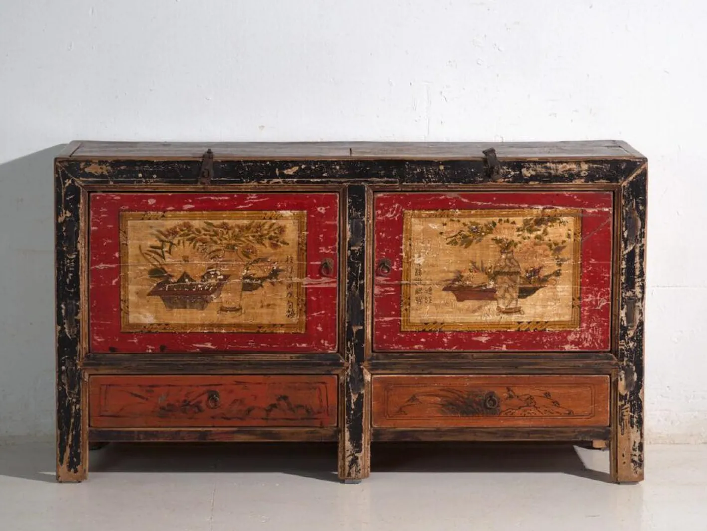 Antikes lackiertes Sideboard aus Ulmenholz, China, 1950