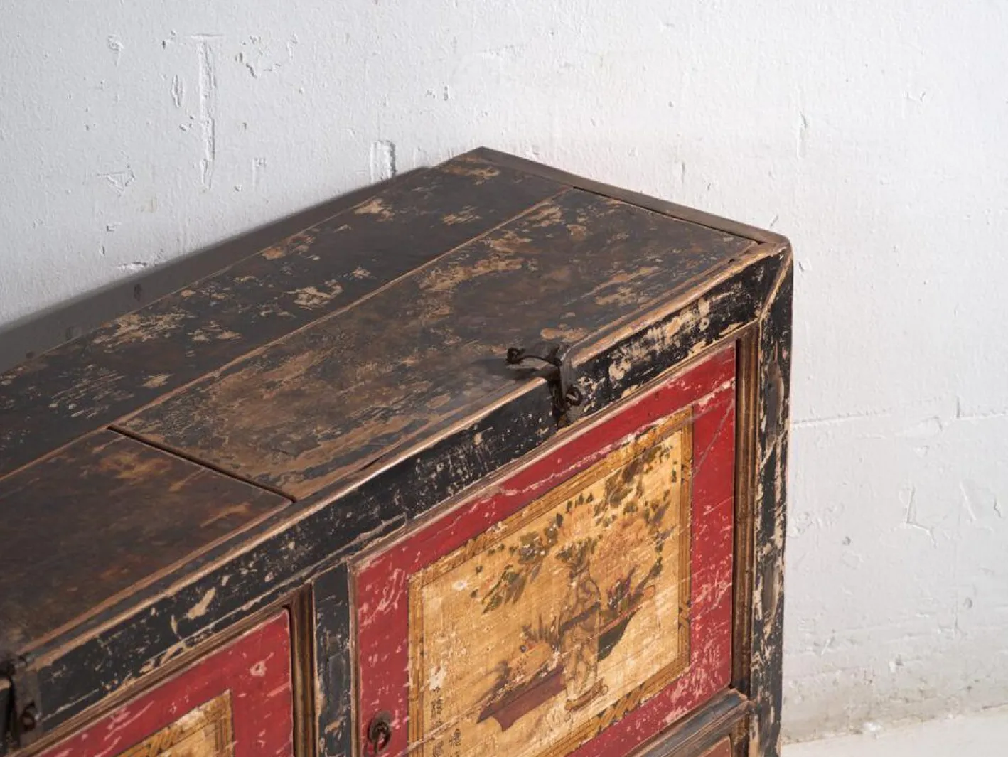 Antikes lackiertes Sideboard aus Ulmenholz, China, 1950