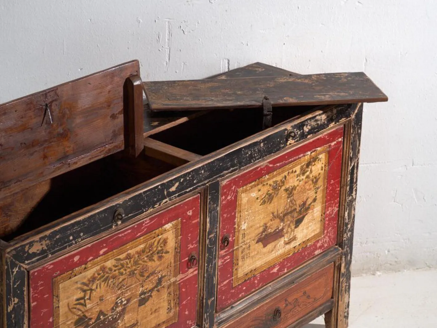Antikes lackiertes Sideboard aus Ulmenholz, China, 1950