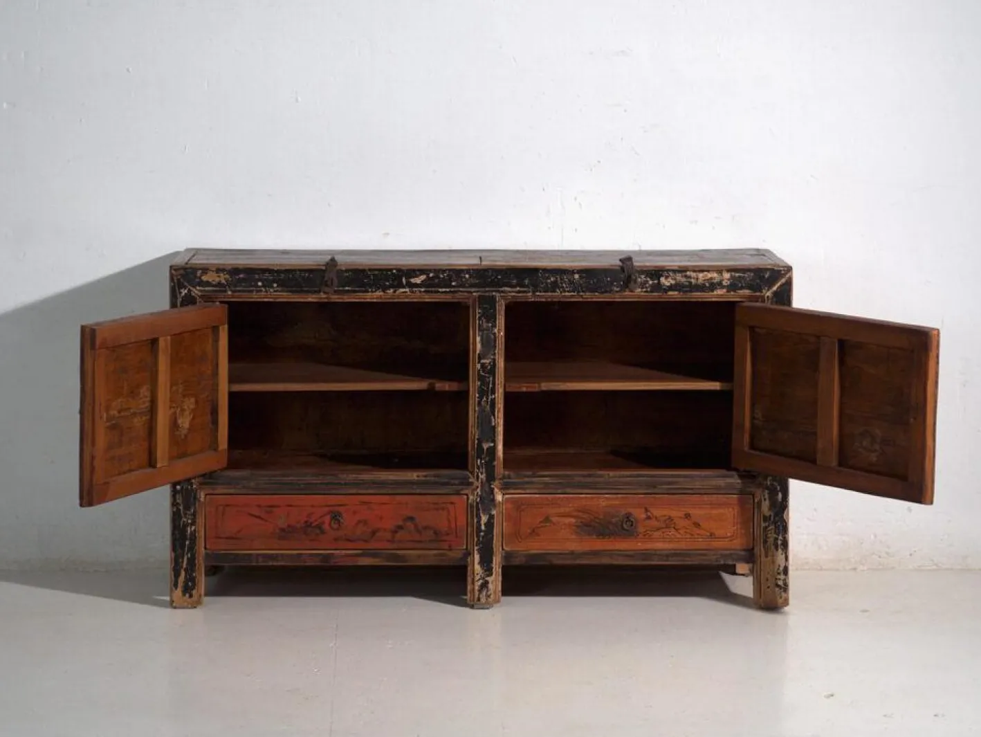 Antikes lackiertes Sideboard aus Ulmenholz, China, 1950