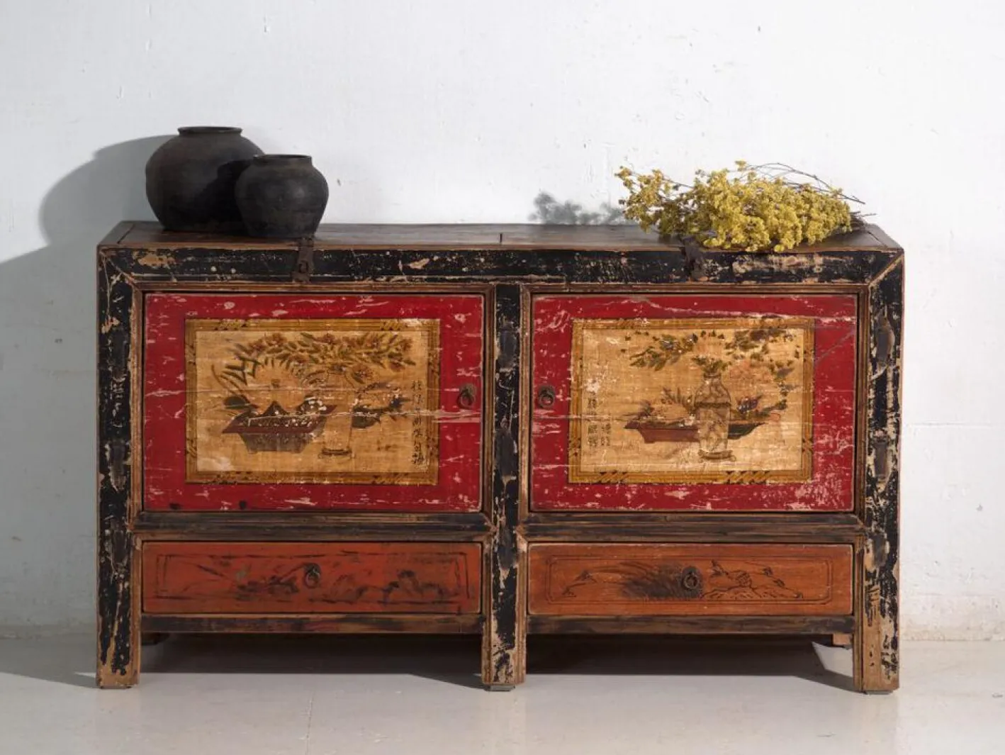 Antikes lackiertes Sideboard aus Ulmenholz, China, 1950