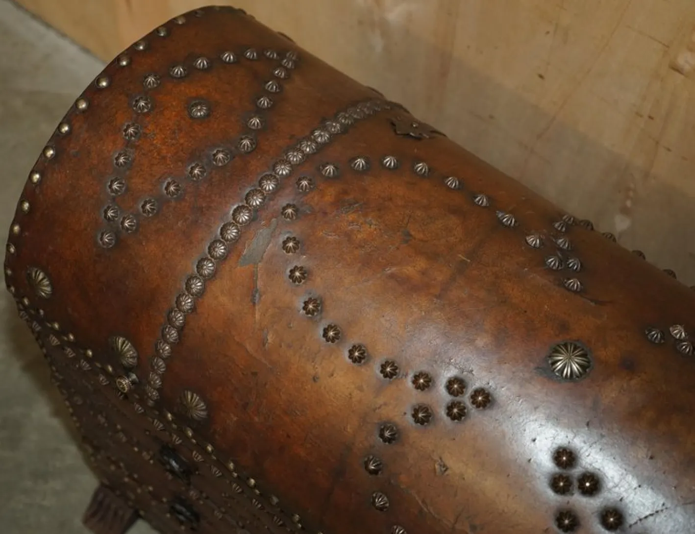 Antike spanische Kommode mit gewölbter Lederplatte mit Wappen
