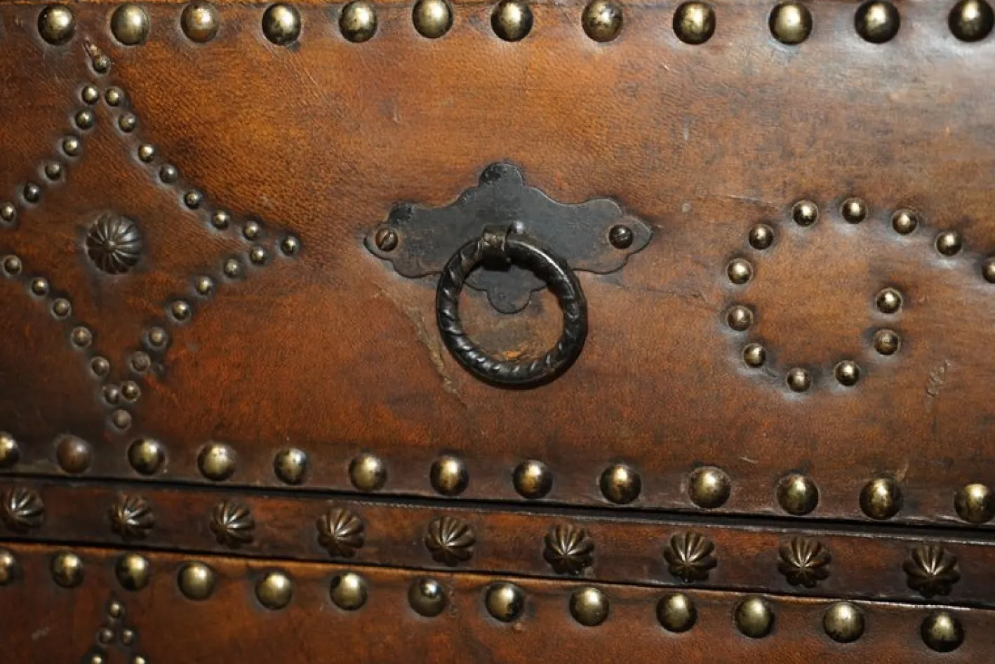 Antike spanische Kommode mit gewölbter Lederplatte mit Wappen