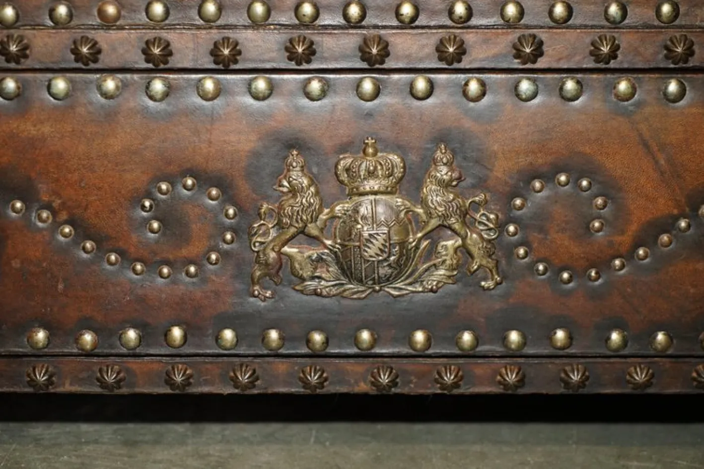 Antike spanische Kommode mit gewölbter Lederplatte mit Wappen