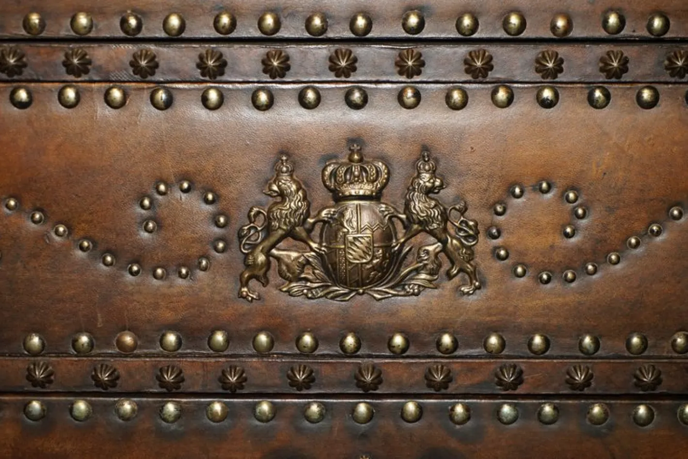 Antike spanische Kommode mit gewölbter Lederplatte mit Wappen