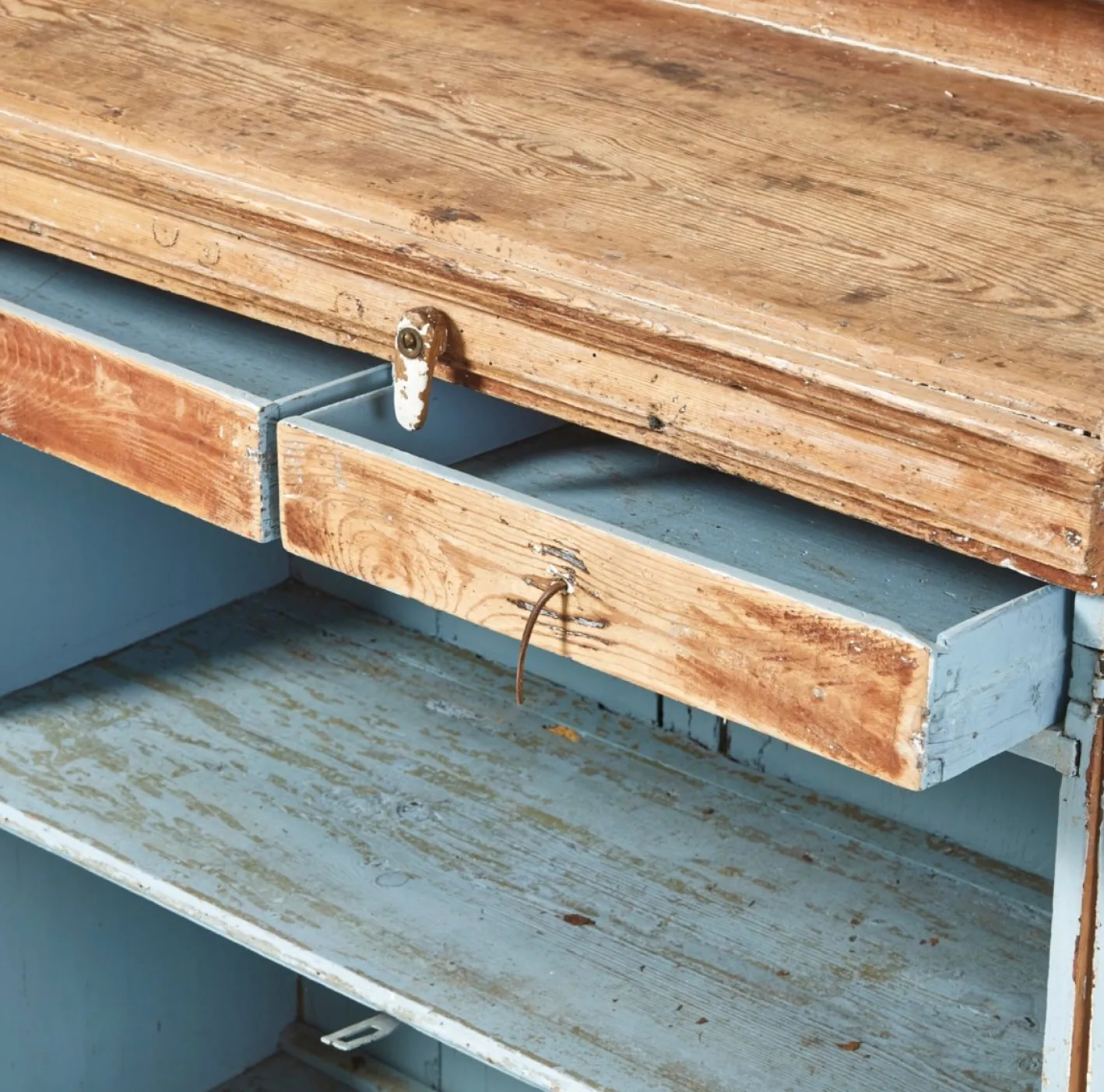 Antikes Schwedisches Buffet mit Geriffelter Front, 1790