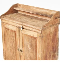 Antikes Schwedisches Buffet mit Geriffelter Front, 1790