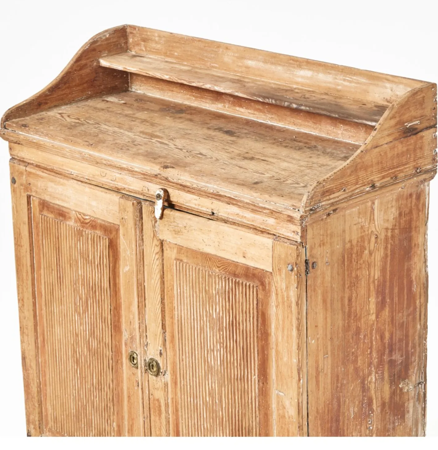 Antikes Schwedisches Buffet mit Geriffelter Front, 1790