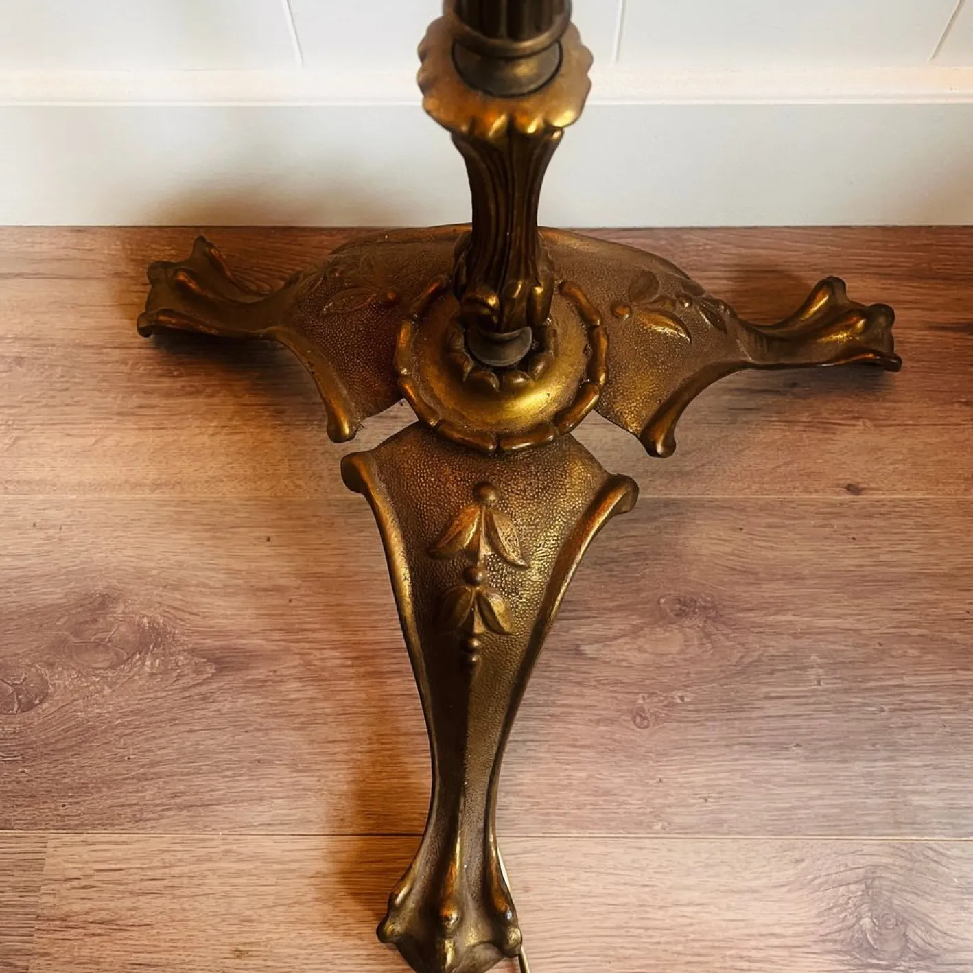 Antike Stehlampe aus Bronze