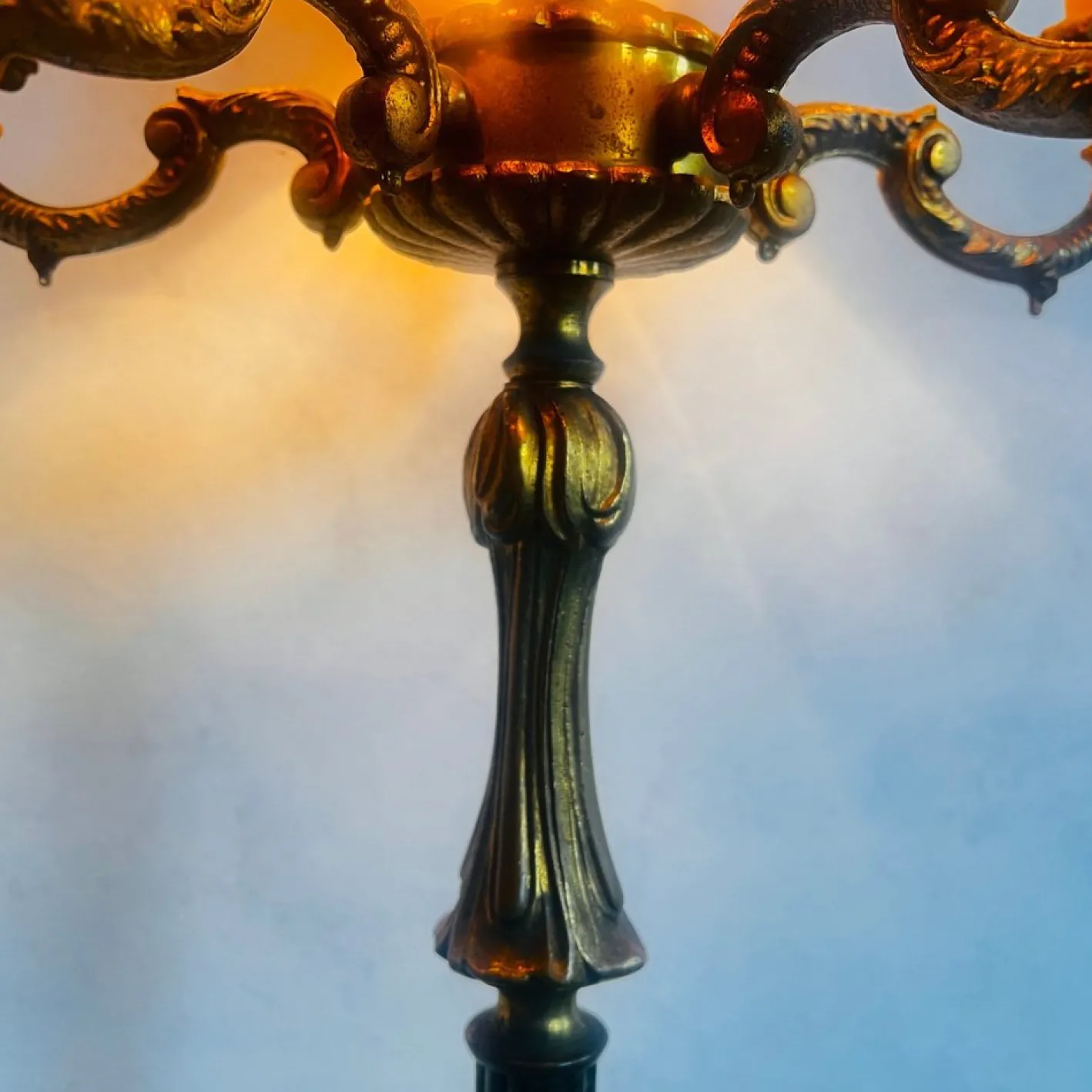 Antike Stehlampe aus Bronze