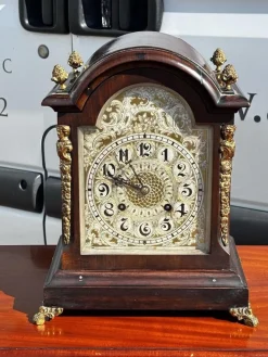 Antike Stockuhr mit Schlüssel