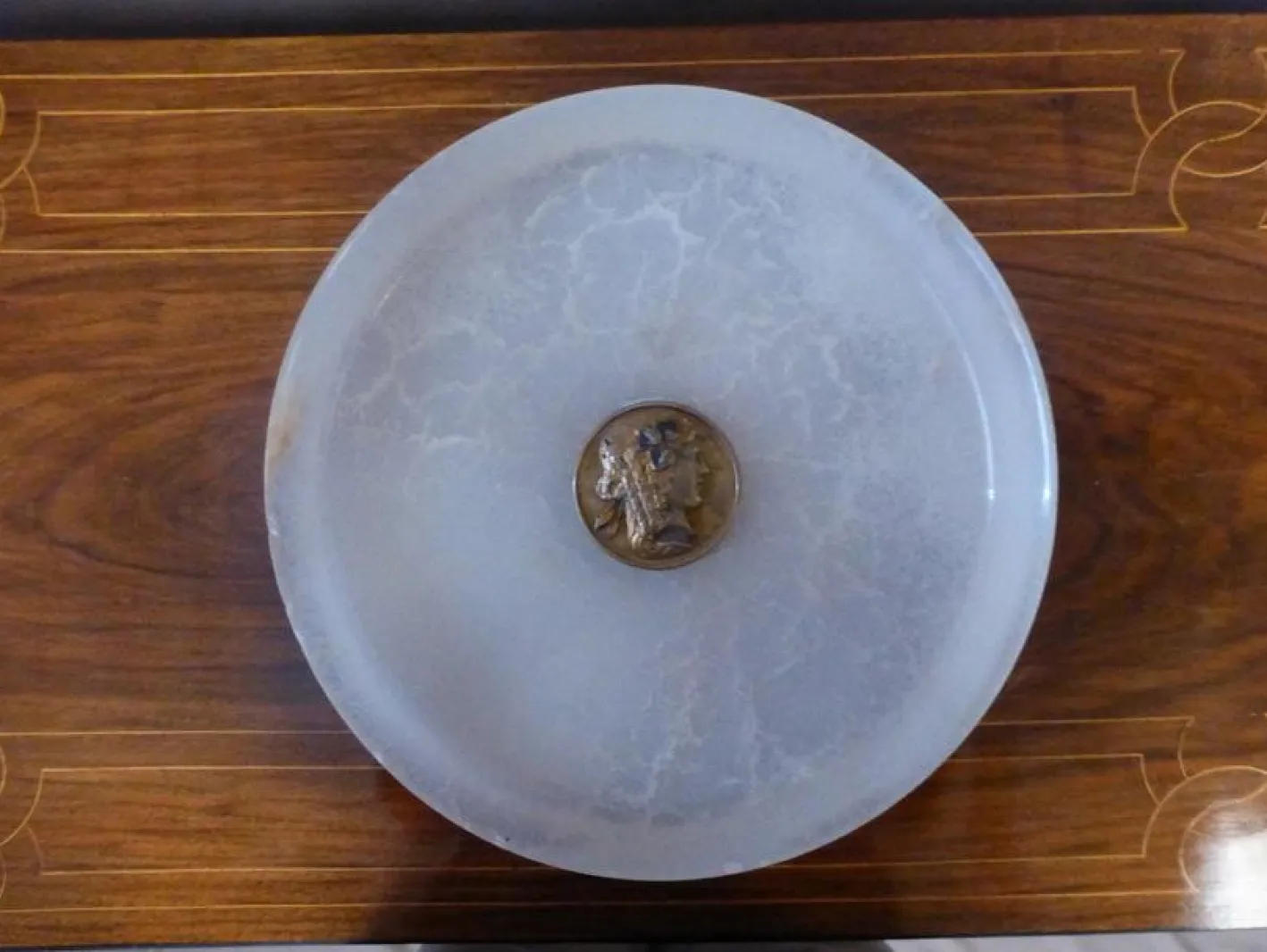 Antike Tasse aus Alabaster und Bronze