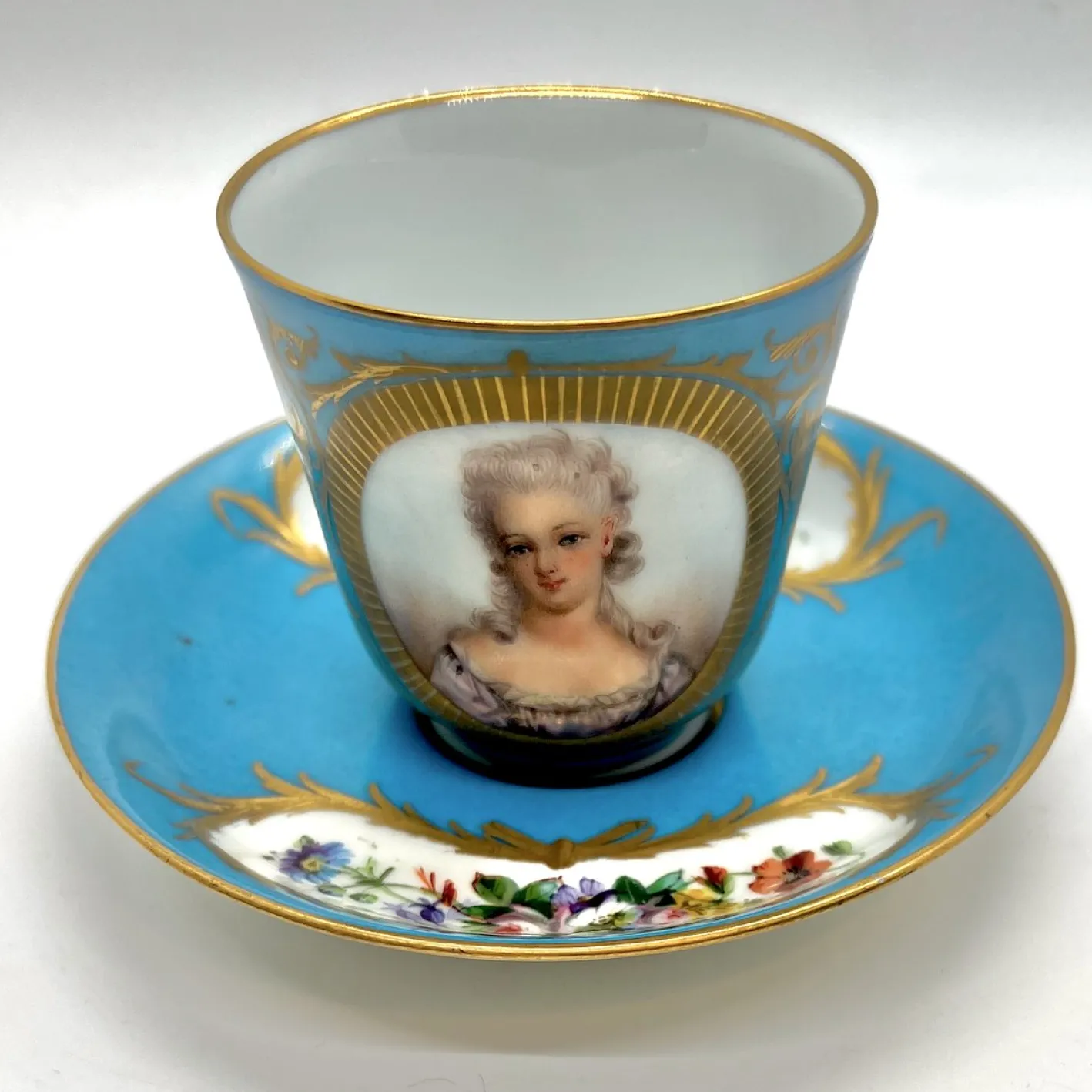 Antike Tasse und Untertasse mit handbemaltem vergoldetem Prinzessinnenportrait und floralen Tafeln von Sevres, 18. Jh., 2er Set