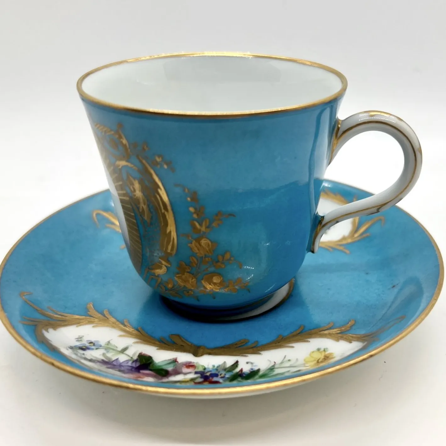 Antike Tasse und Untertasse mit handbemaltem vergoldetem Prinzessinnenportrait und floralen Tafeln von Sevres, 18. Jh., 2er Set