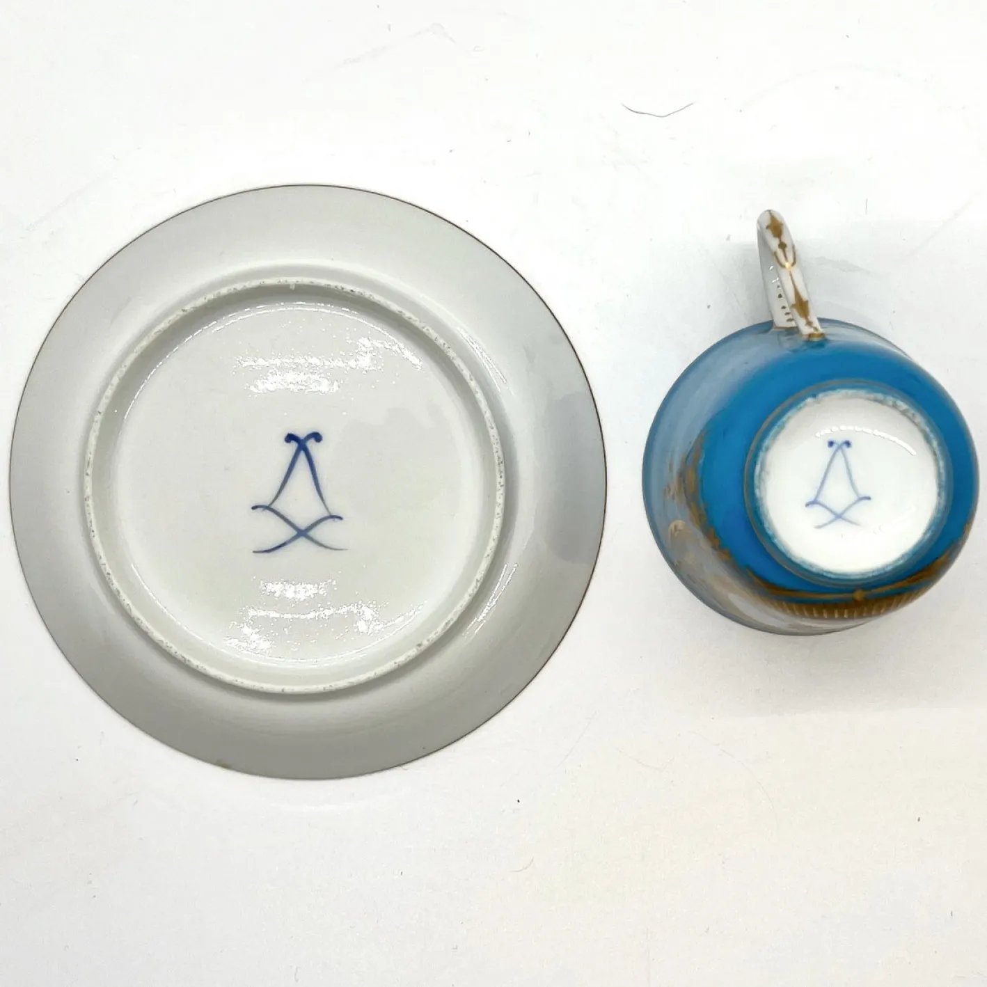 Antike Tasse und Untertasse mit handbemaltem vergoldetem Prinzessinnenportrait und floralen Tafeln von Sevres, 18. Jh., 2er Set