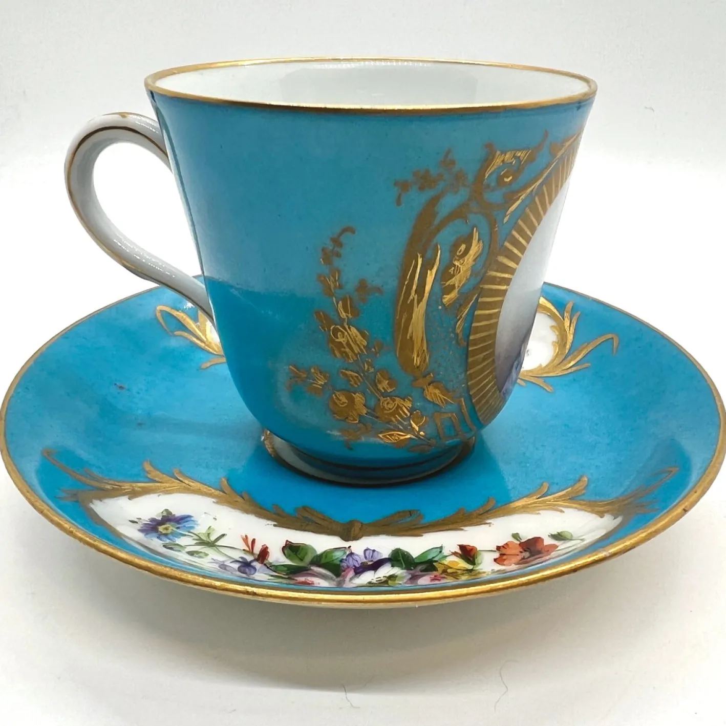 Antike Tasse und Untertasse mit handbemaltem vergoldetem Prinzessinnenportrait und floralen Tafeln von Sevres, 18. Jh., 2er Set