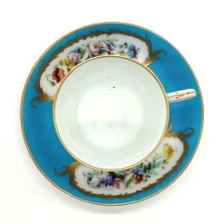 Antike Tasse und Untertasse mit handbemaltem vergoldetem Prinzessinnenportrait und floralen Tafeln von Sevres, 18. Jh., 2er Set