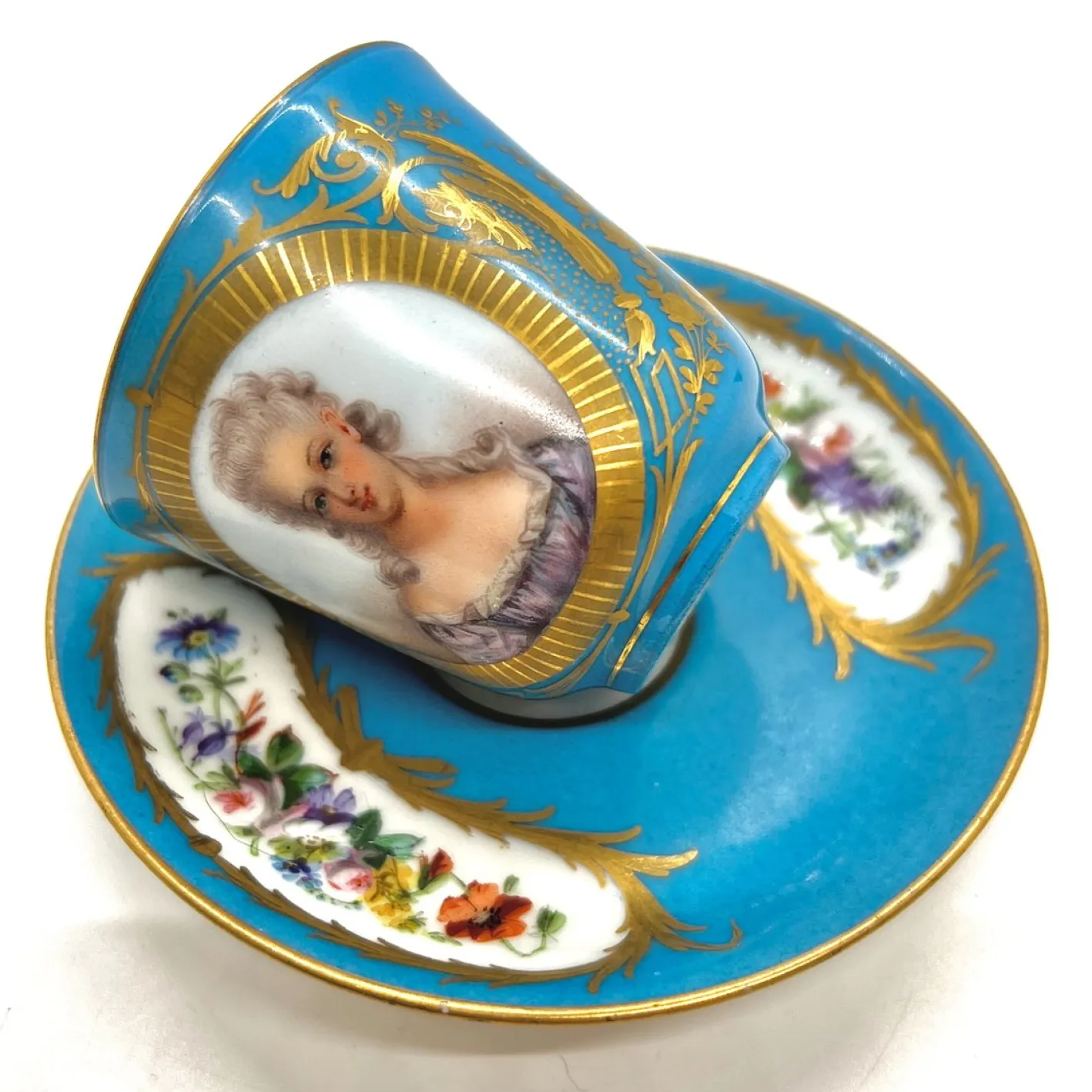Antike Tasse und Untertasse mit handbemaltem vergoldetem Prinzessinnenportrait und floralen Tafeln von Sevres, 18. Jh., 2er Set