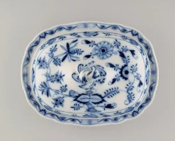 Antike Terrine mit Deckel aus handbemaltem Porzellan von Meissen