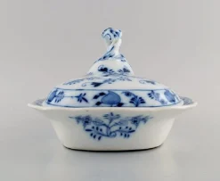 Antike Terrine mit Deckel aus handbemaltem Porzellan von Meissen