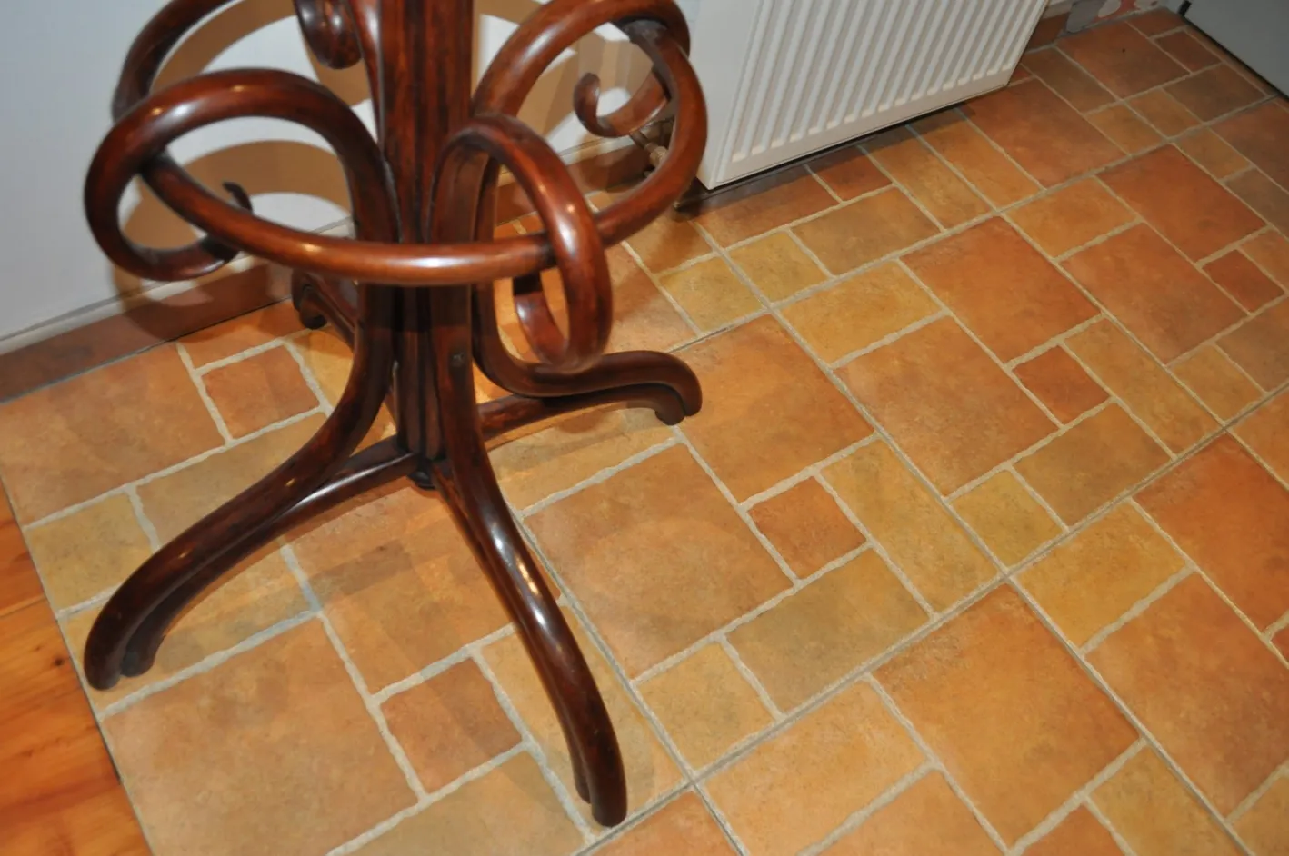 Antike Ungarische Standgarderobe von Thonet