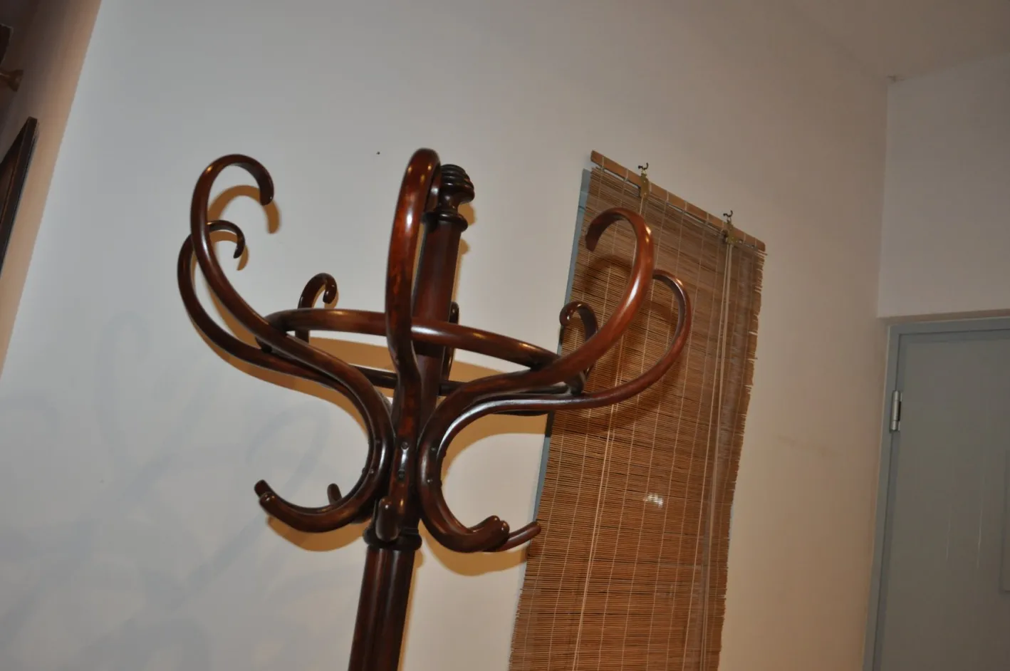 Antike Ungarische Standgarderobe von Thonet