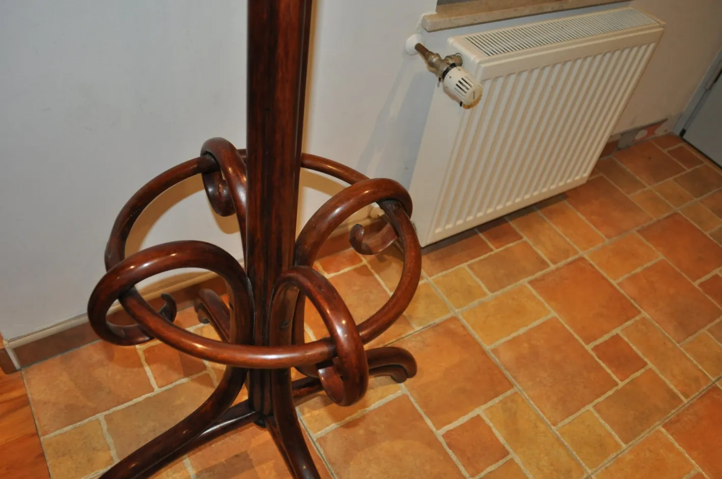 Antike Ungarische Standgarderobe von Thonet