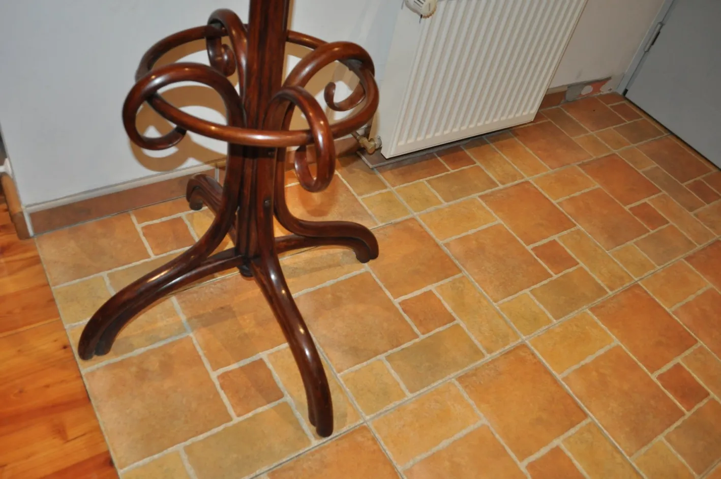 Antike Ungarische Standgarderobe von Thonet