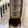 Antike viktorianische Eckvitrine aus Mahagoni & bemalter verzierter Bogenfront